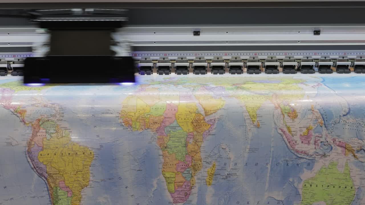 현대의 디지털 대형 자외선 프린터. 인쇄 생산 기술. 자외선 핀은 자외선 치료 가능한 잉크에 낮은 강도 자외선 복용량을 적용하는 과정입니다.