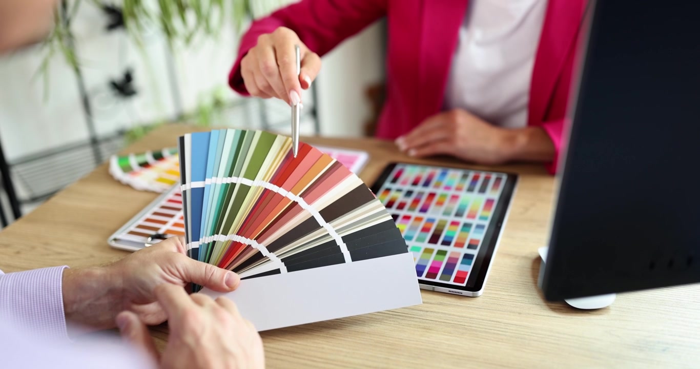 Un uomo in ufficio sceglie un colore da una tavolozza