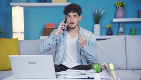 estudiante universitario hablando nerviosamente por teléfono.
