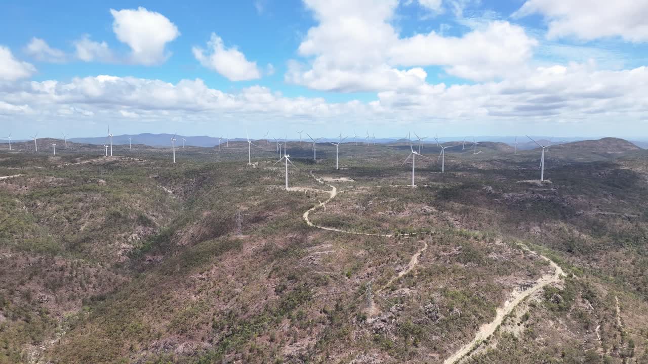 el parque eólico australiano en el monte esmeralda está generando energía eléctrica verde.