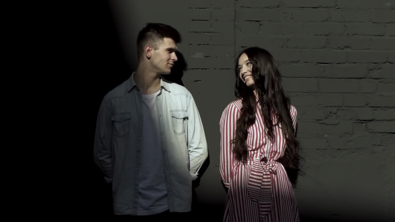 벽  에 포즈 를 취 하는 부부