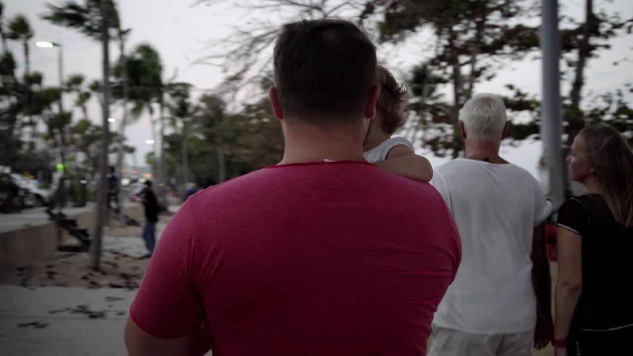 아버지와 딸이 함께 놀고 있는 클로즈업 - 젊은 아버지는 딸을 손에 고 웃고 놀고 - 행복한 가족의 개념