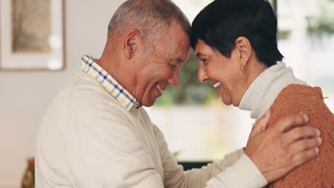 vieja pareja, sonríe y toca la frente por amor
