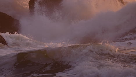 Olas-Del-Océano-Rompiendo-Contra-Las-Rocas-En-La-Playa-Al-Atardecer