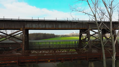 Rusty-bridge-structure-in-West-Memphis-Delta-Regional-River-Park,-clear-day