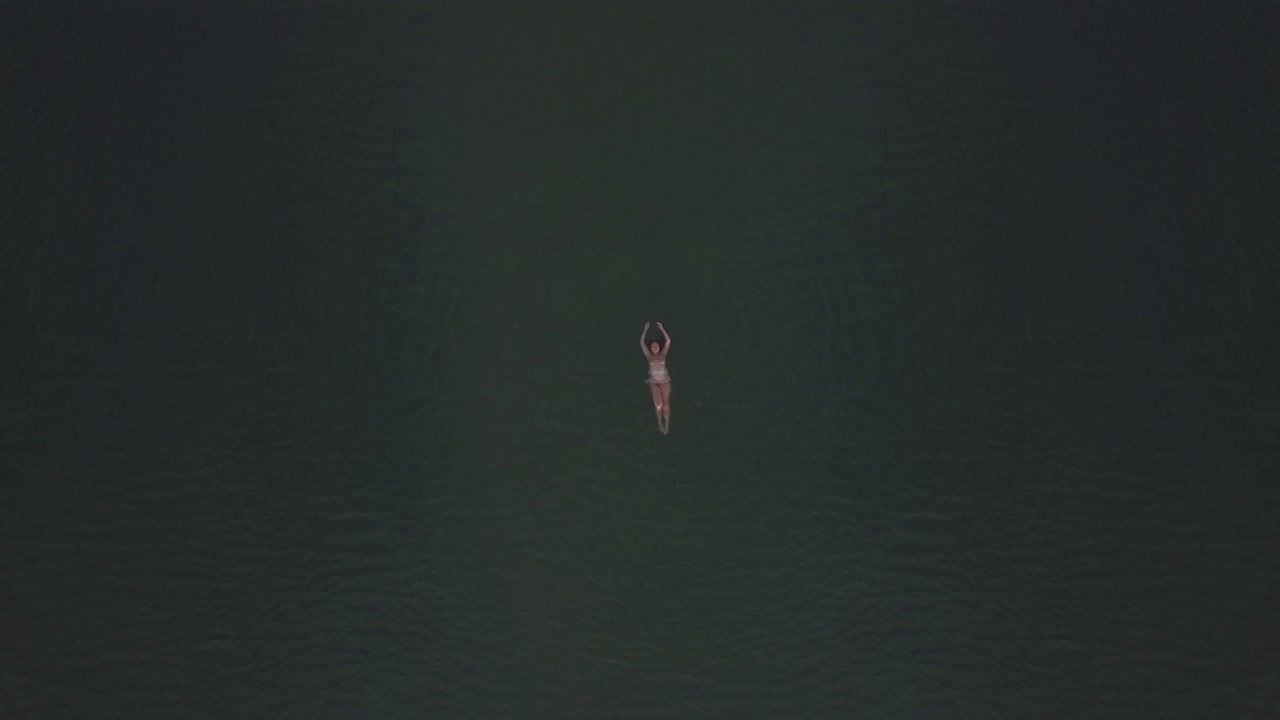 vista aérea de una mujer nadando en el mar