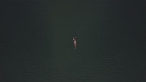 vista aérea de una mujer nadando en el mar