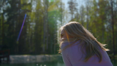 mujer en un parque junto al lago