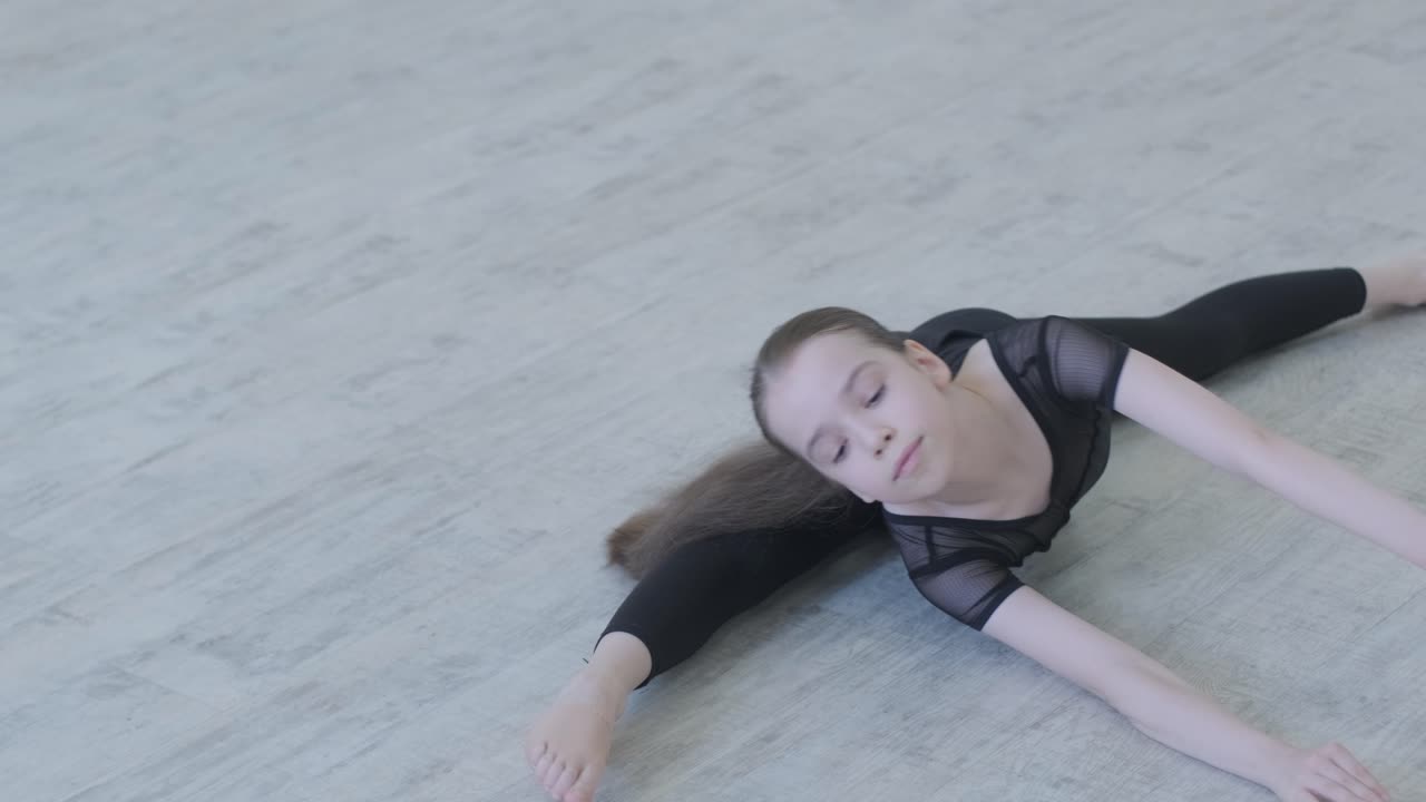 joven bailarina practicando movimientos de baile en el estudio