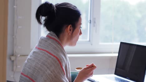 Frau-Schaut-Beim-Frühstück-Auf-Den-Laptop-4k