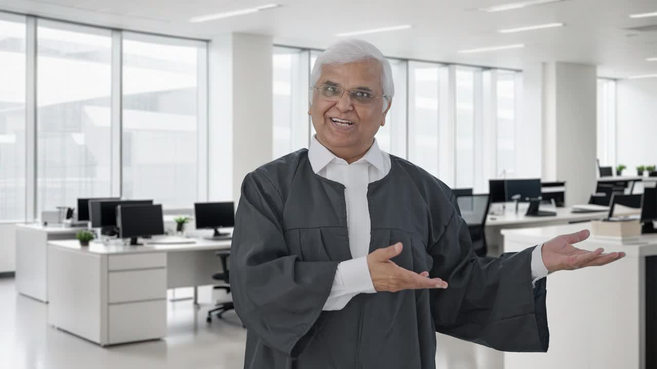 un abogado indio feliz presentando su caso en la corte