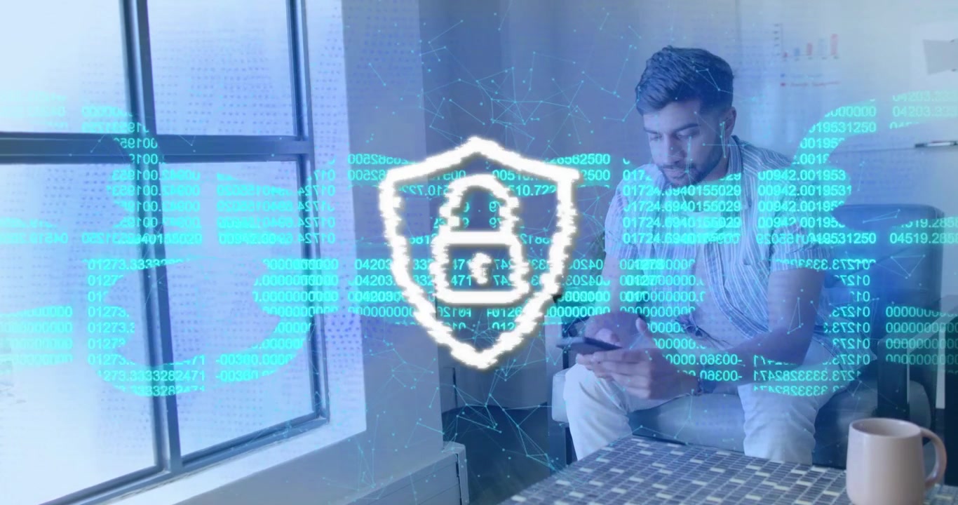 Uomo che tocca lo smartphone, rivelando una sovrapposizione di dati di sicurezza, con un'icona a sfera-scudo che ruota e parla