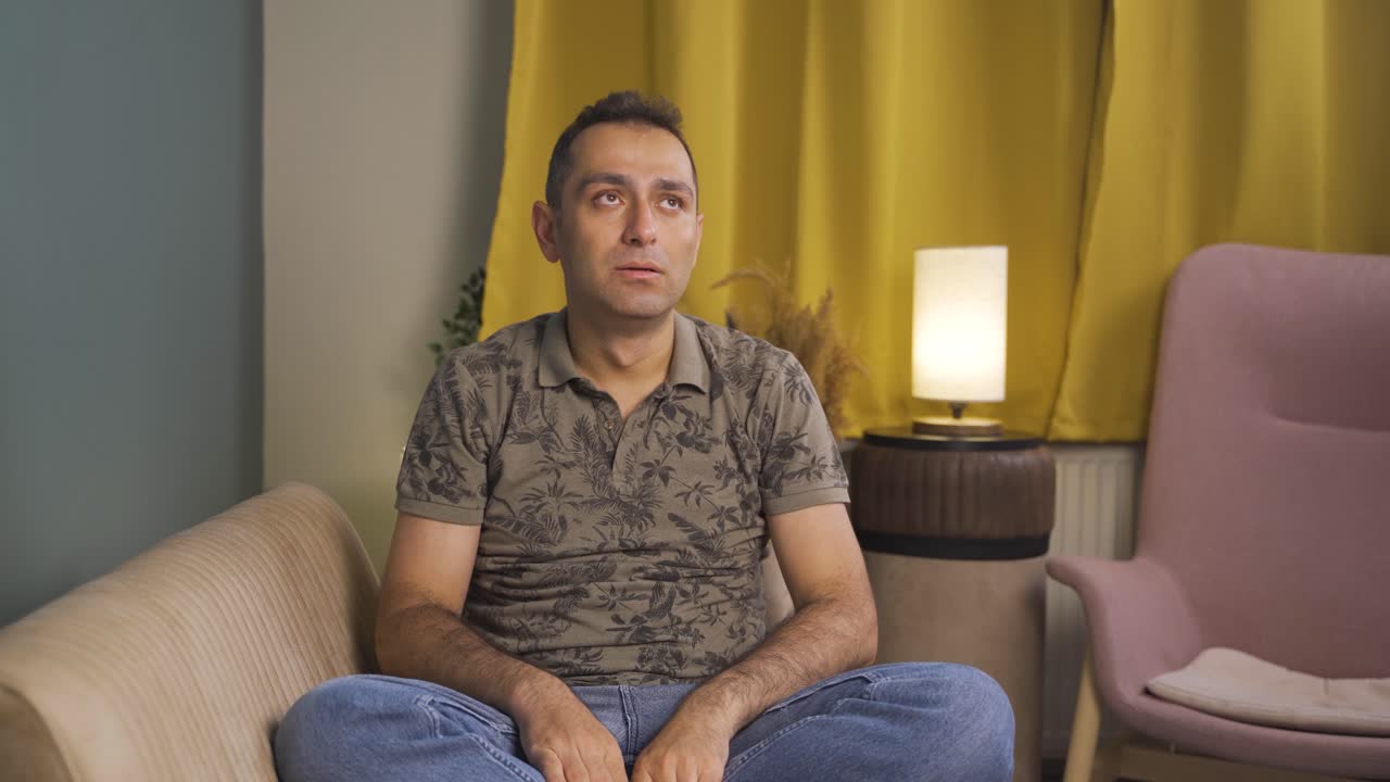 Uomo disperato con le mani sulla testa. Depresso