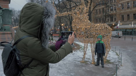 Weihnachtsfoto-Mit-Einer-Rentierinstallation