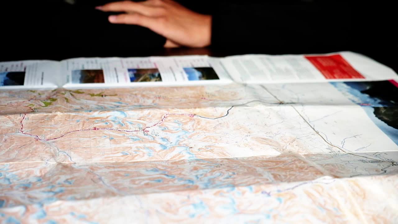leyendo un mapa de senderismo trabajando en el sendero de senderismo en kirguistán