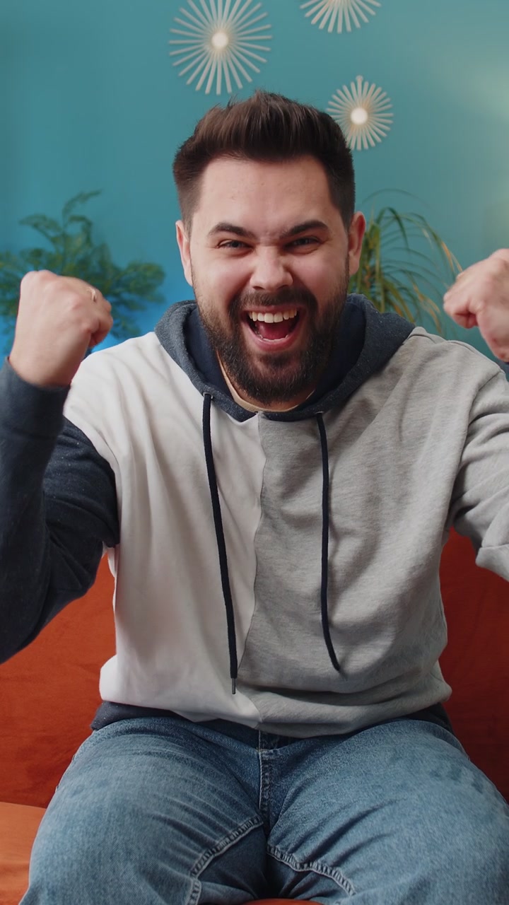 Eccitato giovane felice sorpreso scioccato dall'improvvisa vittoria buona notizia di vittoria festeggiando wow reazione