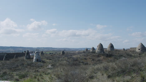 Wunderschöne-Zeitlupenaufnahme-Von-Weinbergen-Und-Weinbauern-In-Burgos,-Spanien,-Wo-Wir-Morgens-Land-Und-Felder-Bei-Blauem-Himmel-Sehen