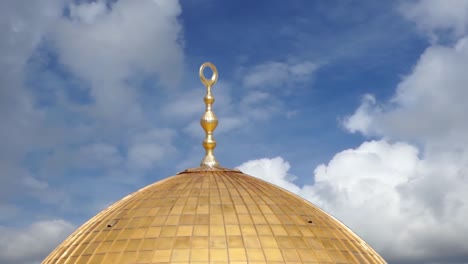 cúpula dorada de la roca bajo un cielo nublado