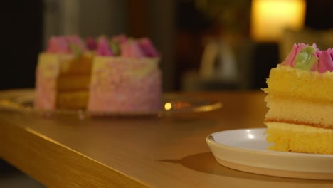 una rebanada de pastel de celebración de la fiesta para el cumpleaños decorado con glaseado en la mesa en casa 3