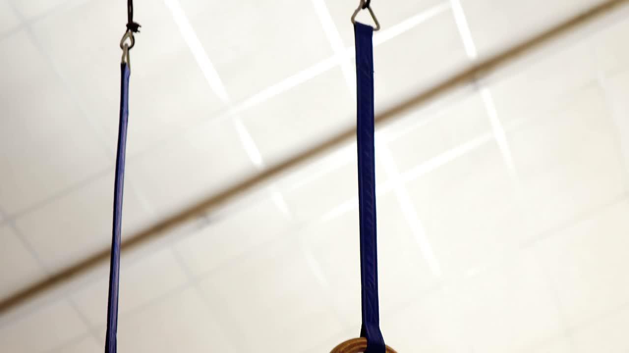 천장 에서 매달려 있는 두 개의 링 줄