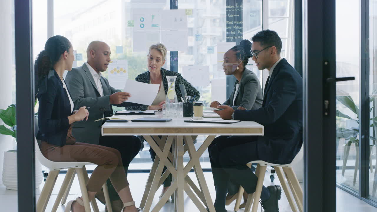 reunirse para discutir planes importantes