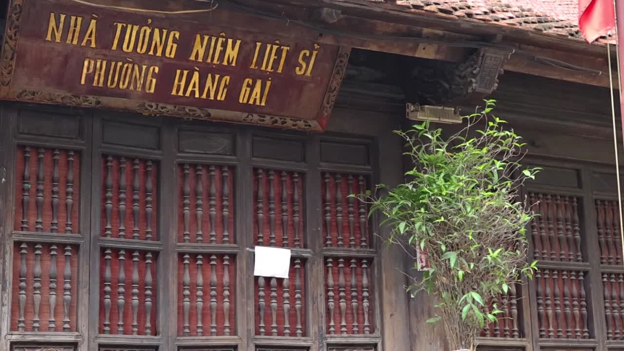 전통적인 목조 건물에서 발이 흔들리고 있다