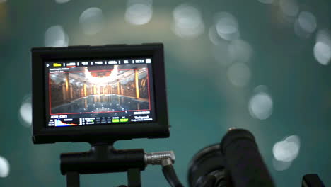 cámara de video monitor externo. cámara grabando una piscina en la oscuridad
