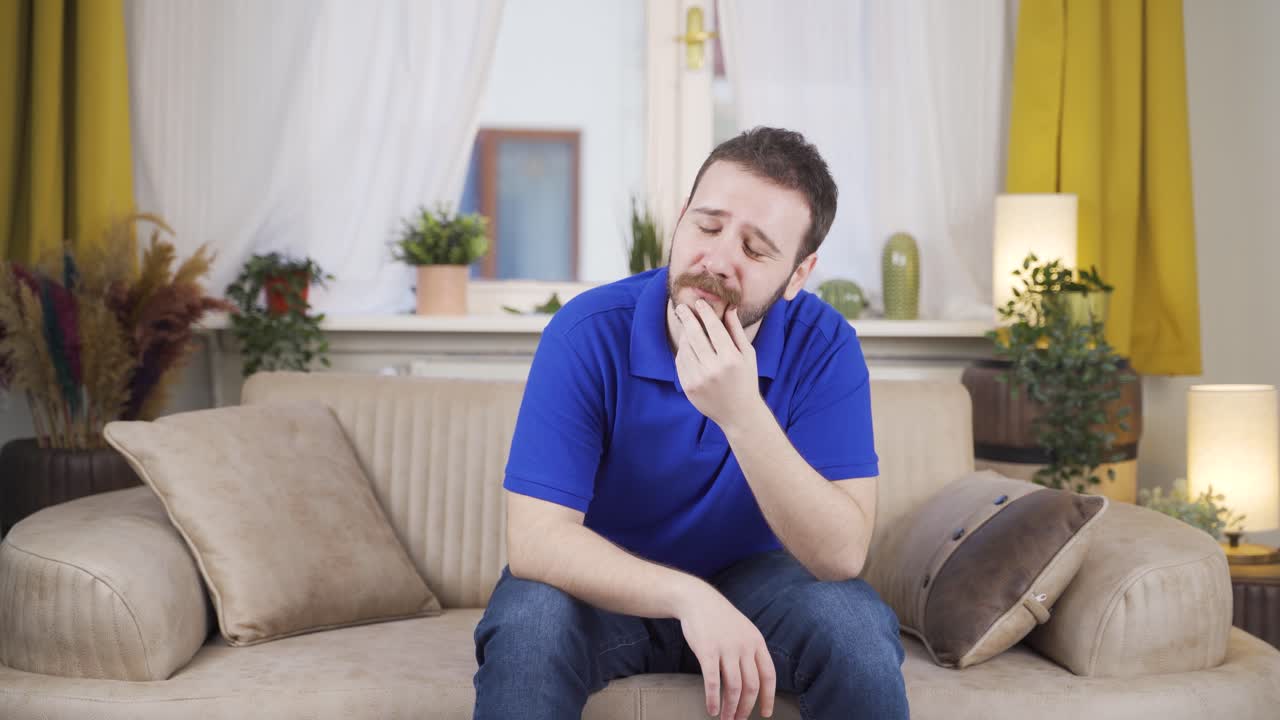 el hombre emocional se entristece.