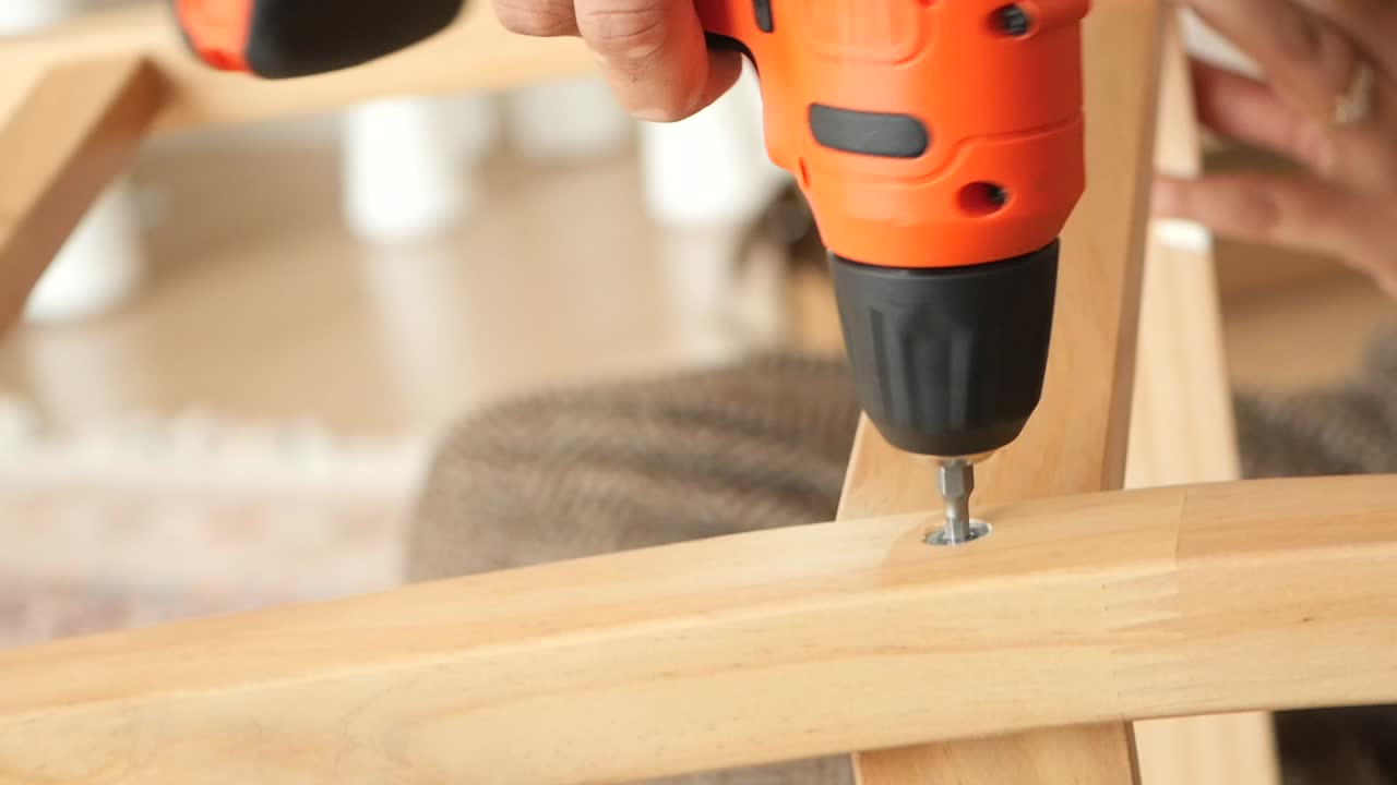 el montaje de una silla de madera