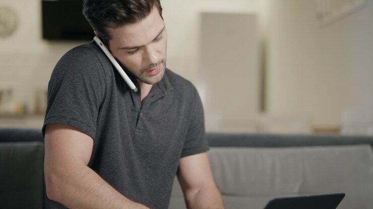 Uomo d'affari che parla al cellulare sul divano