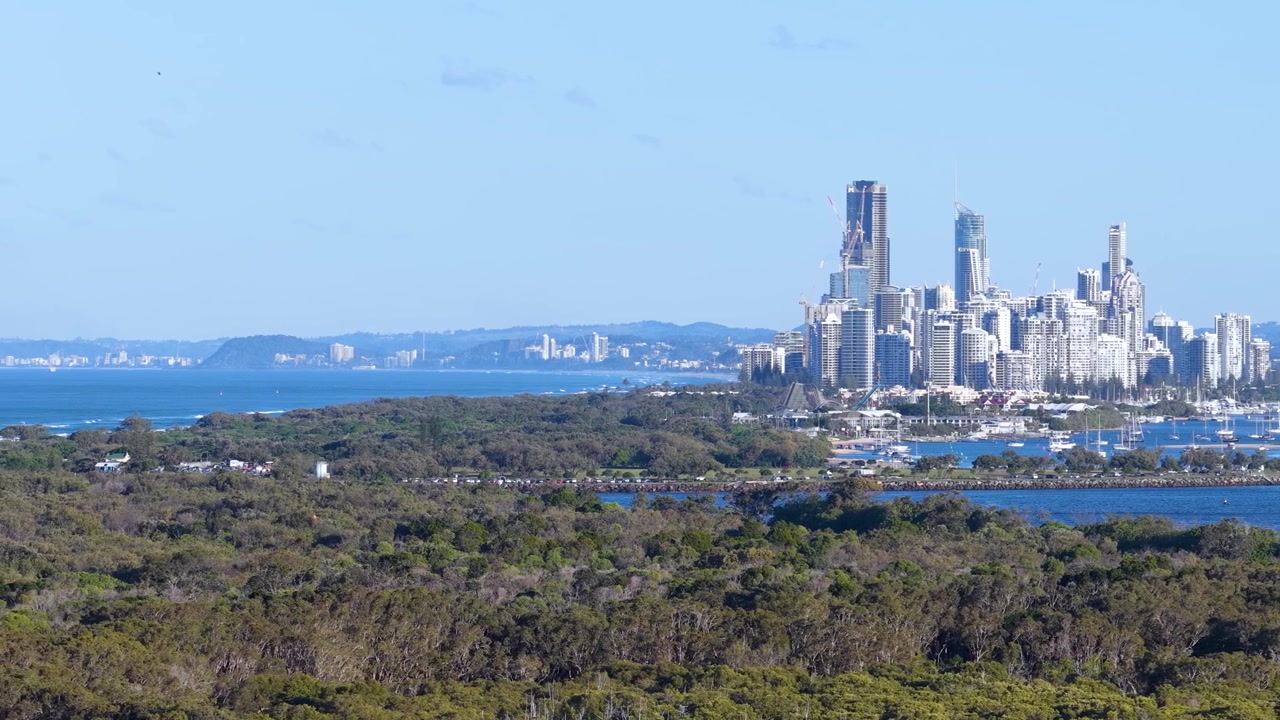 ゴールドコーストのスカイラインと海岸の風景の空撮。