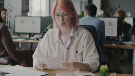 mujer de negocios presentando datos en una oficina