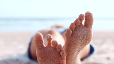 Füße,-Sand-Und-Entspannung-Mit-Einer-Frau-Am-Strand