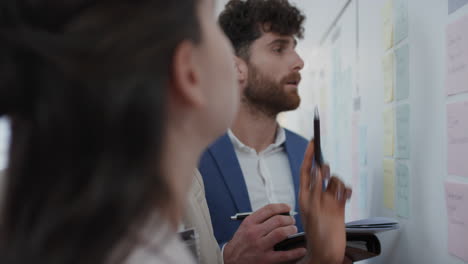 Treffen-Von-Geschäftsleuten-Mit-Haftnotizen,-Brainstorming,-Afroamerikanerin,-Teamleiterin,-Frau,-Die-Problemlösungsstrategie-Auf-Dem-Whiteboard-Teilt-Und-An-Einer-Lösung-Für-Die-Projektfrist-Arbeitet