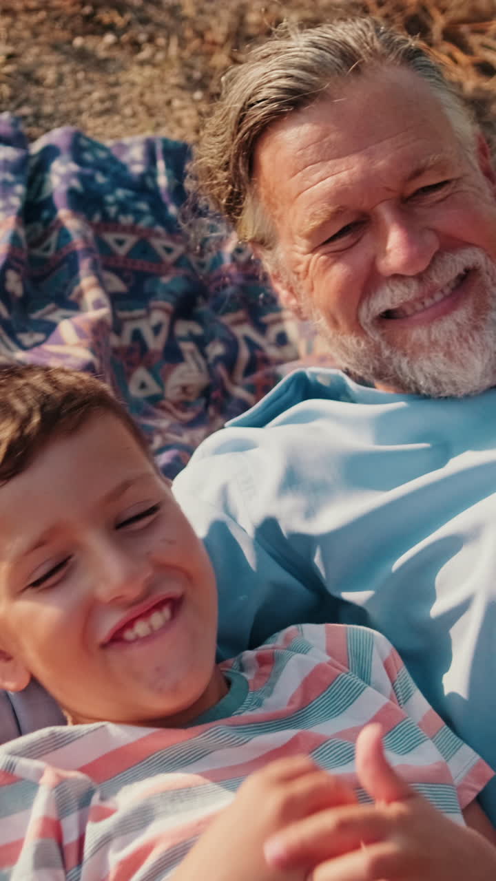 Nonno e nipote felici che ridono e si godono il tempo insieme all'aperto