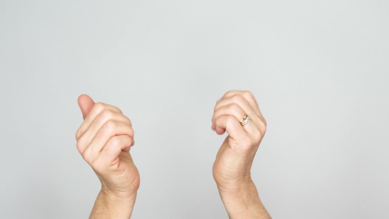 한 손은 관절염으로 인해 투쟁과 통증의 징후를 보이는 한 손으로 초대하는 몸짓을 하고 있습니다.