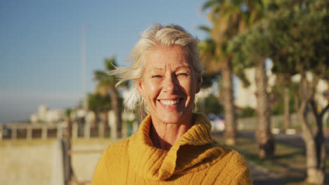 Vista-Frontal-De-La-Mujer-Mayor-Junto-A-La-Playa