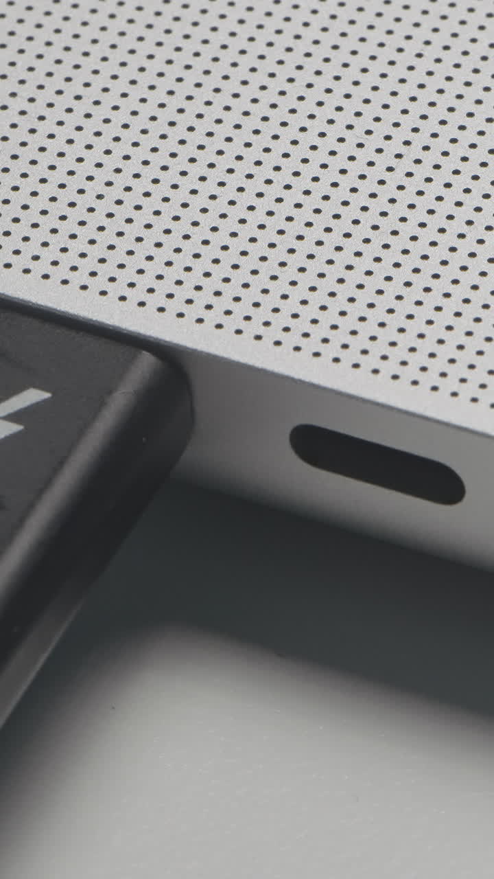 primer plano de una placa metálica plateada con agujeros perforados y pequeñas aberturas