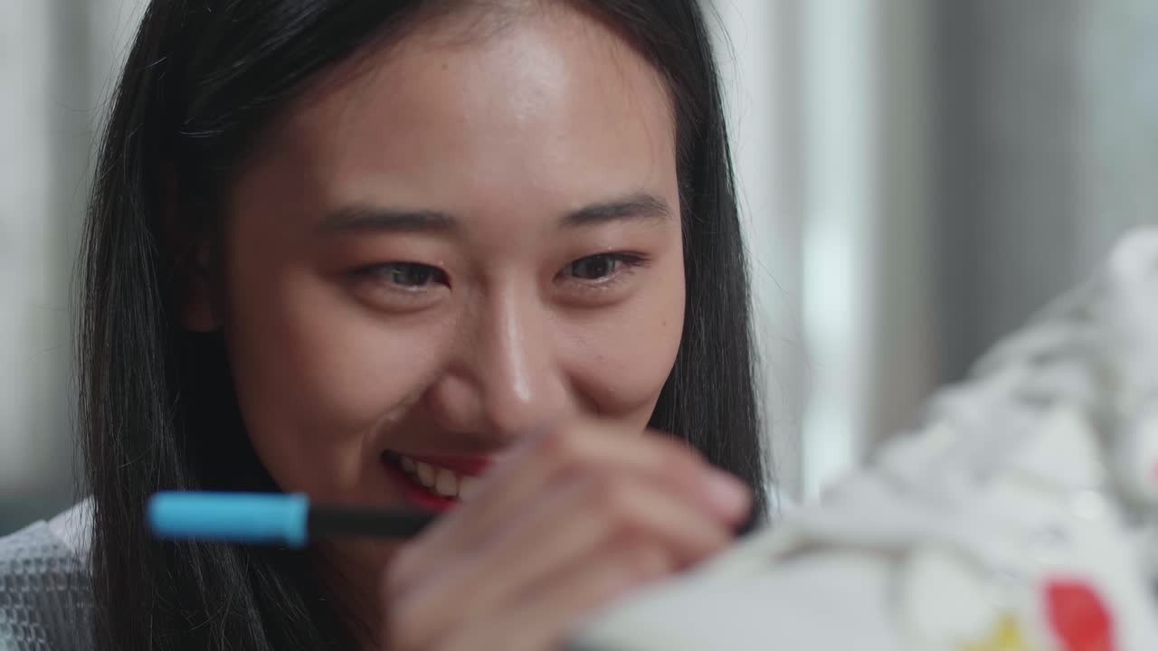 스니커에 여성 그림 디자인