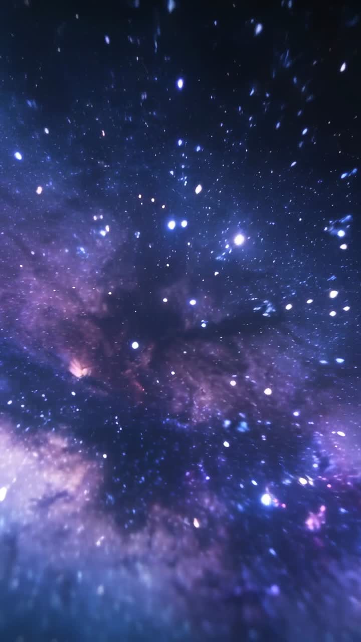 Video vertical: Cámara que se desplaza a través de un campo de estrellas hacia una nebulosa, revelando un núcleo luminoso.