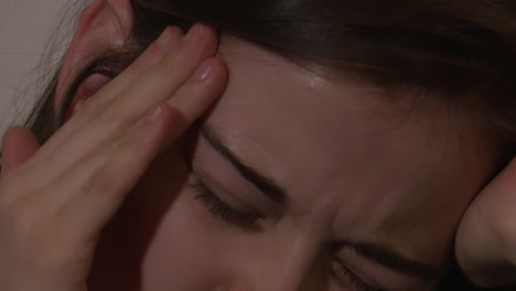 mujer con dolor de cabeza
