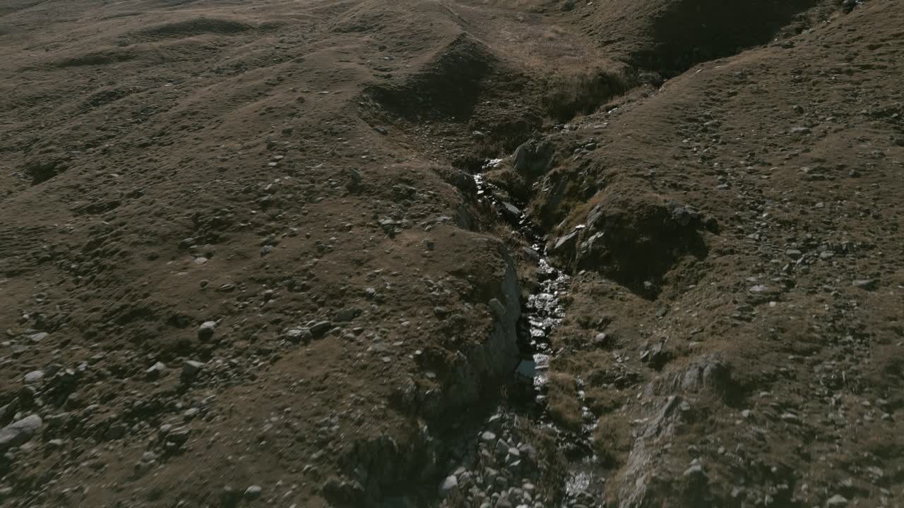 imágenes de drones sobre un pequeño río en dolomitas en italia