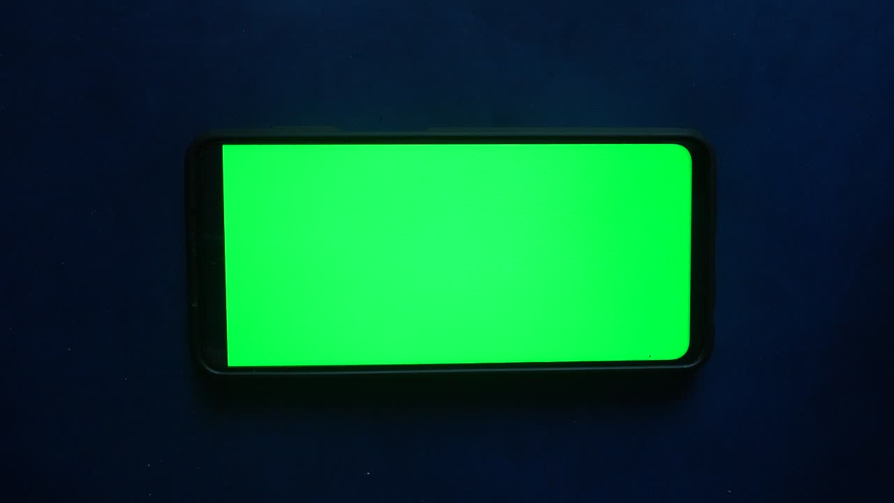 usando un teléfono inteligente moderno. teléfono móvil de pantalla verde con espacio para texto y diseño. anuncio de aplicación móvil. fondo azul con enfoque selectivo.