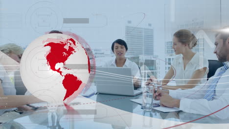 animación de globo giratorio y procesamiento de datos sobre colegas de negocios aplaudiendo en una reunión de oficina
