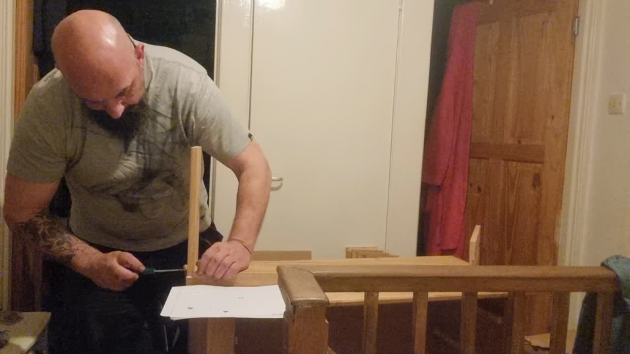 성인 백인 수염 남성 평평한 패크 소나무 가구 조립 함께 보드 스크류