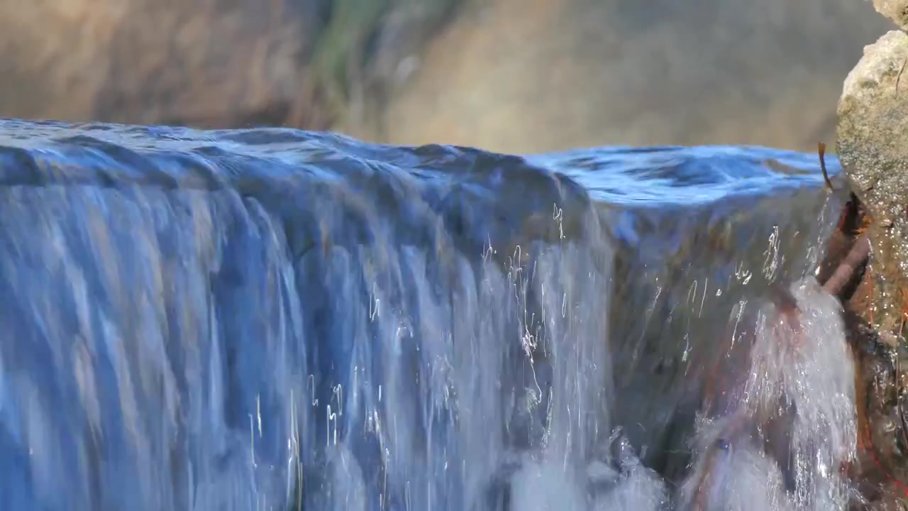 Acqua impetuosa che cade da un bordo.