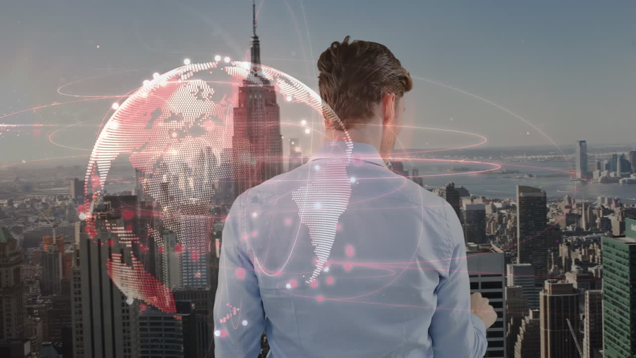 animación de un hombre de negocios caucásico tocando una pantalla virtual y un globo sobre el paisaje urbano