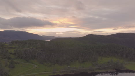 Toma-Aérea-Volando-A-Través-De-Un-Hermoso-Paisaje-En-Noruega-Al-Atardecer