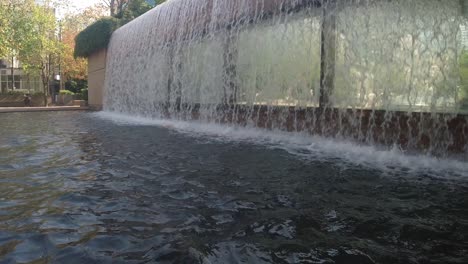 la bulliciosa ciudad que ha perfeccionado el equilibrio entre el desarrollo urbano y la impresionante naturaleza al recrear cascadas artificiales con piscinas poco profundas para refrescarse los pies durante un descanso