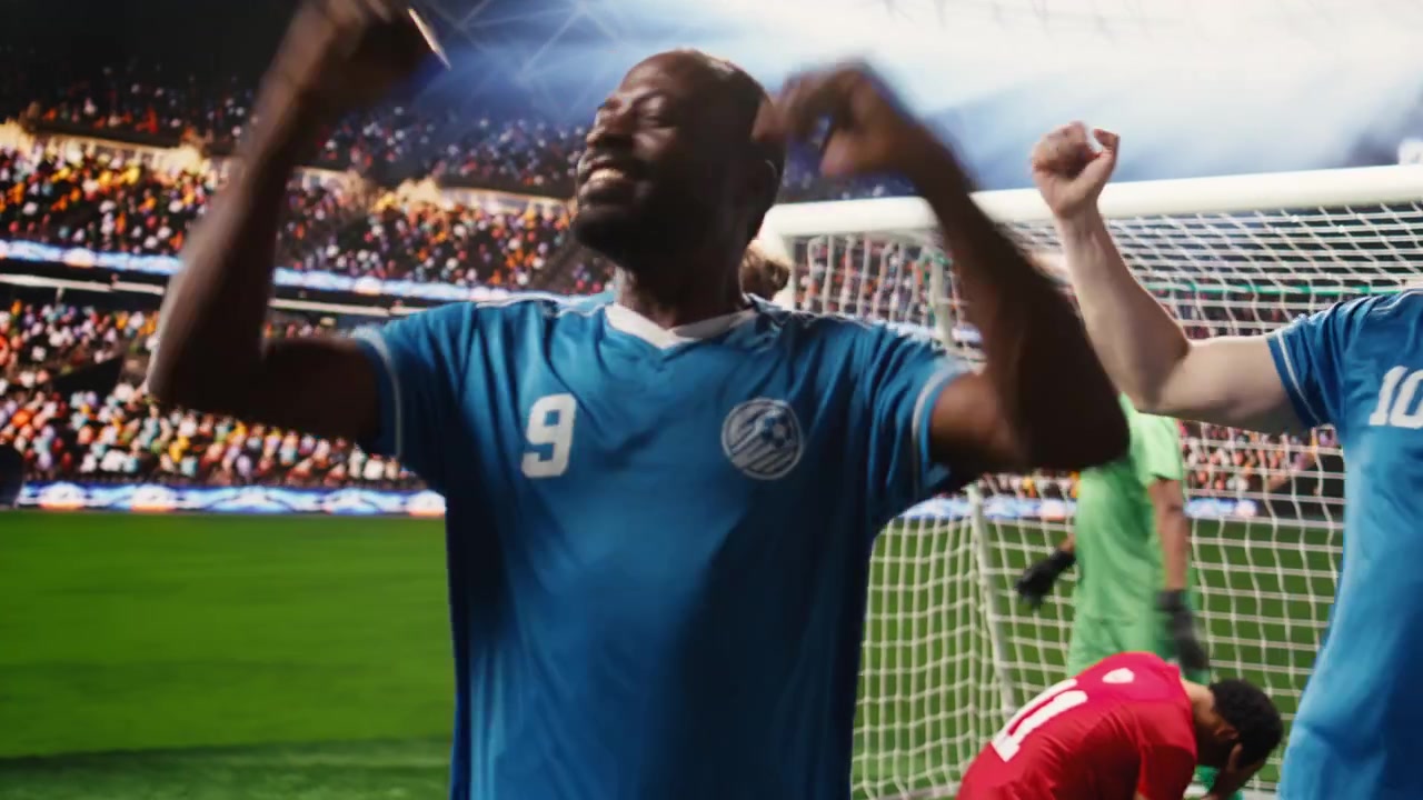 Calciatori in divisa blu che festeggiano con passione un gol.